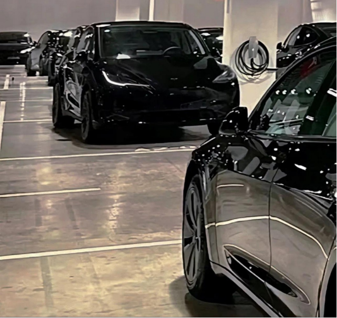 modely新内饰_新款Model Y的外观与内饰细节欣赏_modely内饰装修