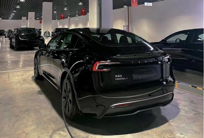 modely新内饰_新款Model Y的外观与内饰细节欣赏_modely内饰装修