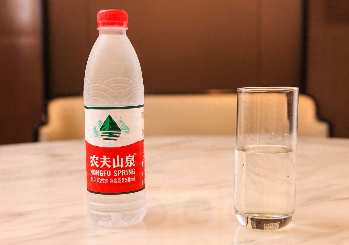 钟睒睒与饮用水品牌的差异化_钟睒睒与饮用水品牌的差异化_钟睒睒与饮用水品牌的差异化