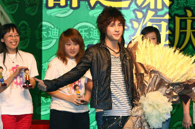 薛之谦与志同道合的朋友分享创作体验，开启新旅程_薛之谦演员创作历程_男人帮朋友薛之谦多少集才出现