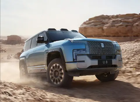 宝马的艺术合作与品牌形象提升_宝马艺术家是什么车系_宝马那些艺术车都是如何诞生的