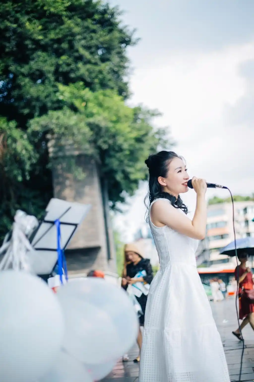 薛之谦在音响体验会受欢迎，现场歌曲感动观众_放一首薛之谦的音乐_薛之谦的音乐节