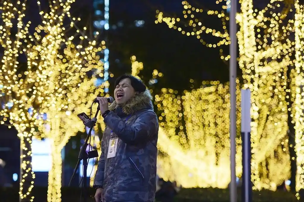 薛之谦的音乐节_薛之谦在音响体验会受欢迎，现场歌曲感动观众_放一首薛之谦的音乐