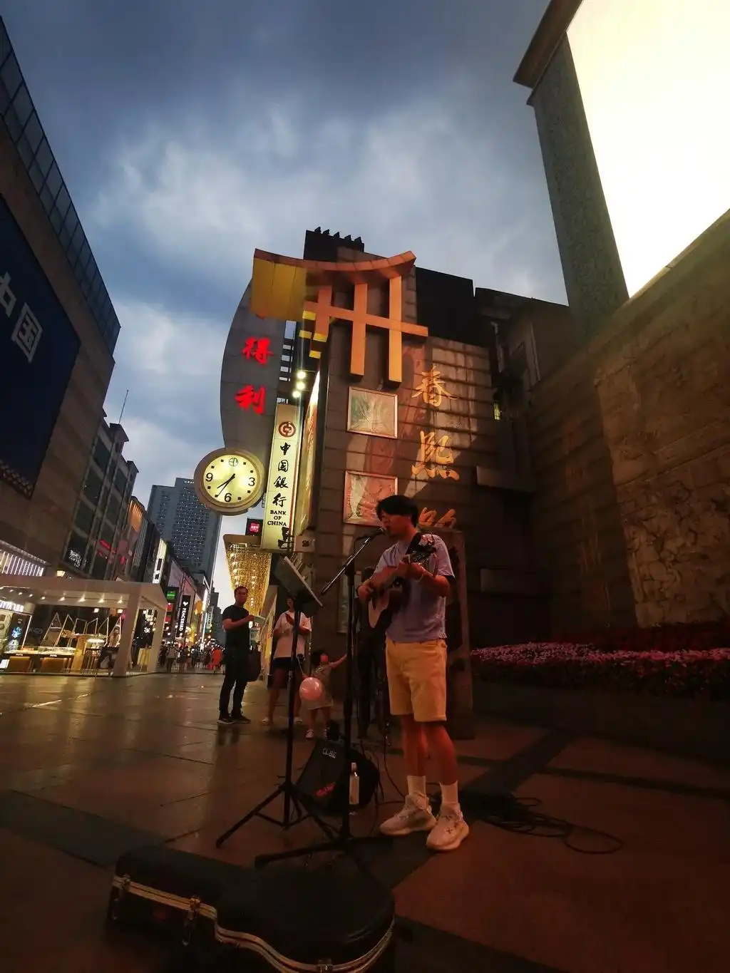 薛之谦的音乐节_放一首薛之谦的音乐_薛之谦在音响体验会受欢迎，现场歌曲感动观众