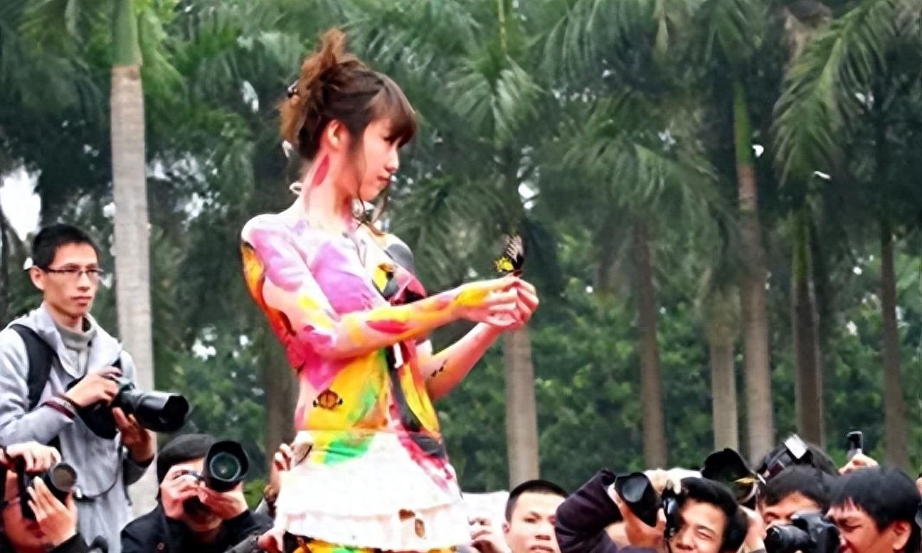 刘亦菲的自我表达与艺术探索_刘亦菲艺术展_刘亦菲课题艺术照