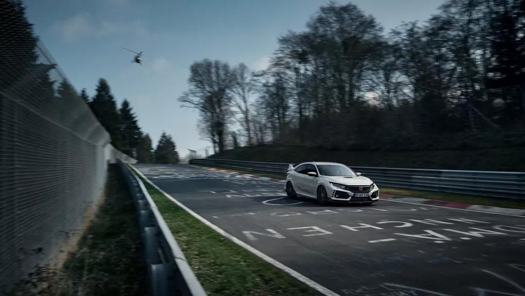 法拉利城市赛车_赛车法拉利_法拉利的赛车技术与应用在民用车上的创新