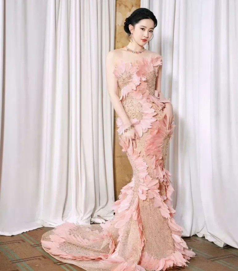 关晓彤_关晓彤鹿晗最新消息_关晓彤礼服争议