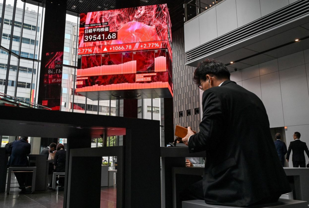 11月6日下午,人们等待东京证券交易所的数据。