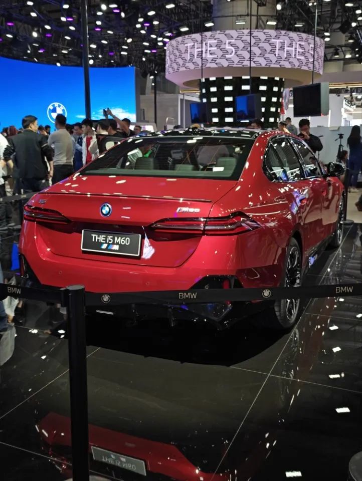 凯迪拉克最豪华的suv_凯迪拉克与其他豪华车品牌的比较_凯迪拉克豪华品牌吗