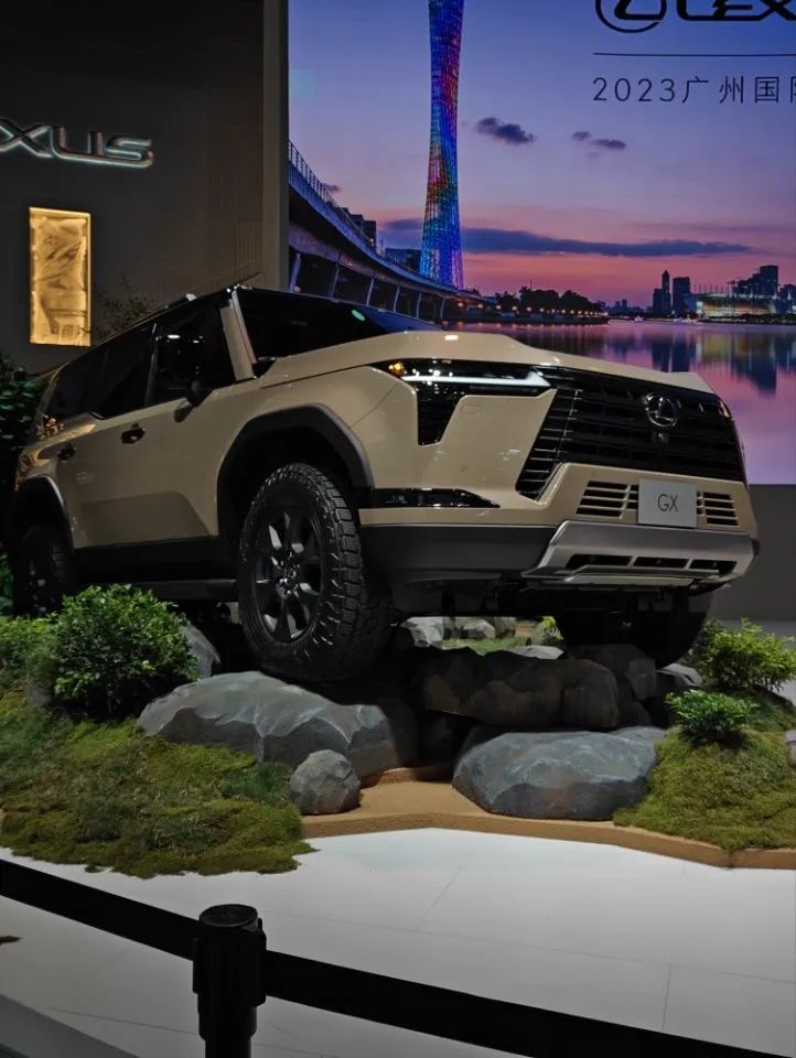 凯迪拉克最豪华的suv_凯迪拉克与其他豪华车品牌的比较_凯迪拉克豪华品牌吗