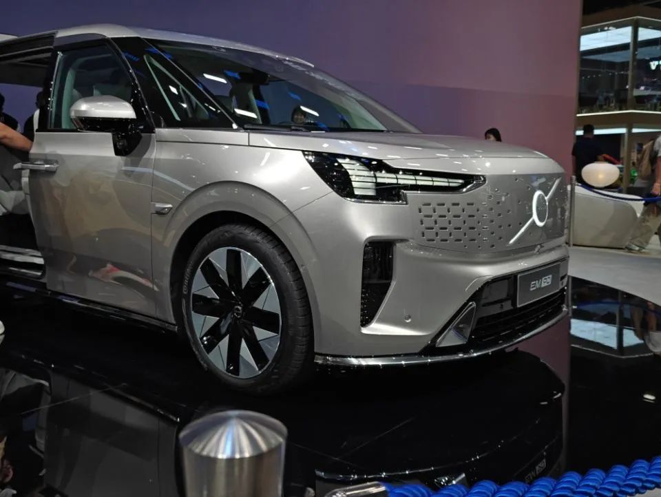 凯迪拉克最豪华的suv_凯迪拉克与其他豪华车品牌的比较_凯迪拉克豪华品牌吗