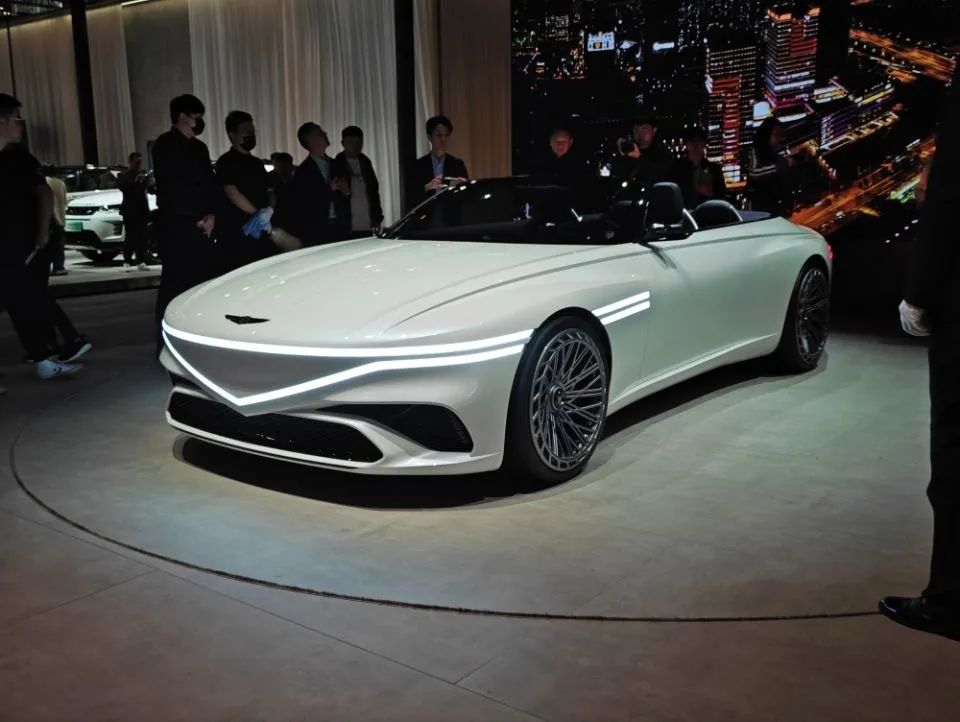 凯迪拉克最豪华的suv_凯迪拉克豪华品牌吗_凯迪拉克与其他豪华车品牌的比较