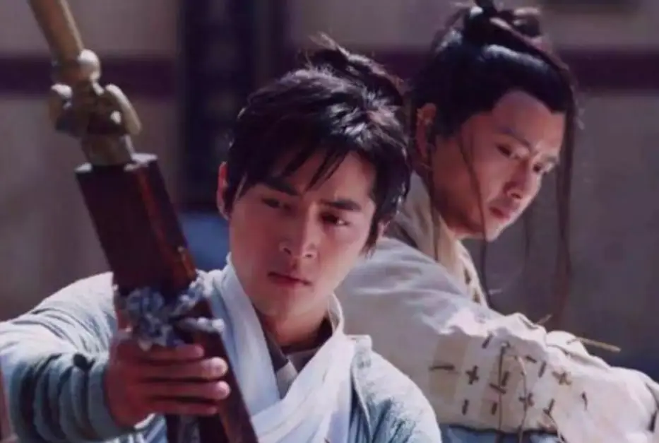 胡歌在仙剑饰演的角色_胡歌（Hu Ge） - 除了经典的《仙剑奇侠传》，还参与了《猎场》等剧。_胡歌演的仙剑奇侠传叫什么名字