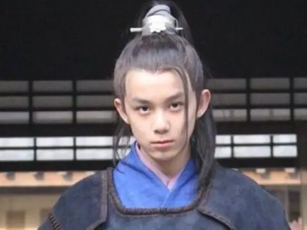 胡歌在仙剑饰演的角色_胡歌（Hu Ge） - 除了经典的《仙剑奇侠传》，还参与了《猎场》等剧。_胡歌演的仙剑奇侠传叫什么名字